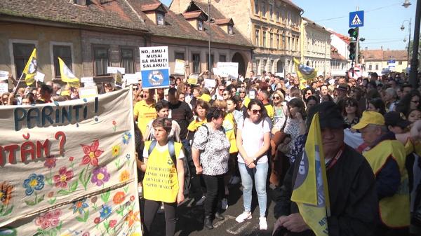 Profesorii ar putea lua pauza de la grevă pentru a încheia unele medii. Sindicaliştii cer măriri de 25%, însă Guvernul refuză categoric