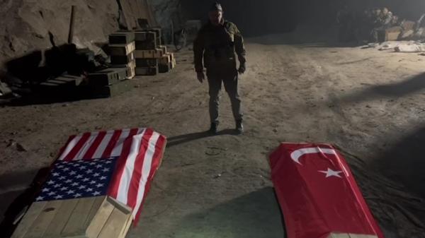 Evgheni Prigojin s-a filmat la Bahmut lângă sicriele unui american şi unui turc, acoperite de steaguri: "Așa îl vom preda Statelor Unite ale Americii"