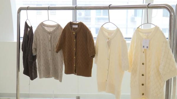 "Este superb, ceva de vis". Cel mai scump material textil din lume, expus la Iași. Firul de Vicuna se vinde la gramaj, la fel ca aurul