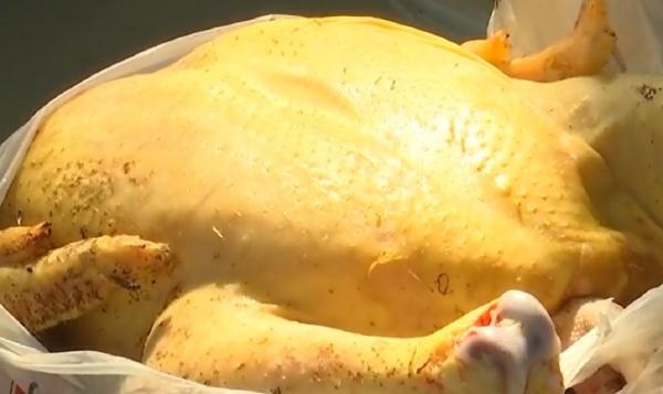 Cât a ajuns să coste un pui de ţară de 2.5 kg în pieţe. Crescătorii de păsări, nevoiţi să-şi scumpească marfa