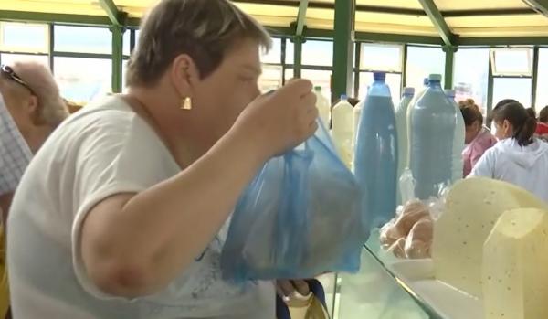 Reacţia unei cliente când vede cât a ajuns să coste un pui de ţară. ''Obrazul subţire cu cheltuială se ţine''