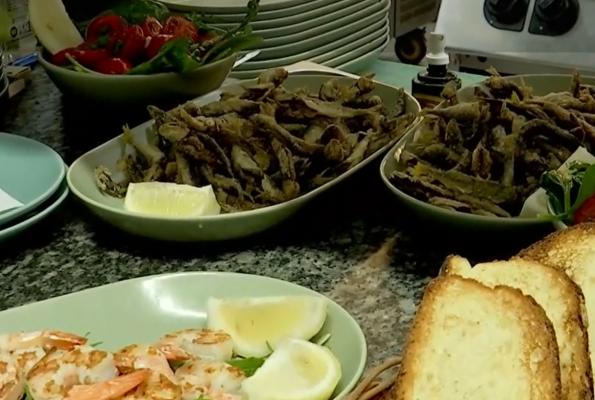 S-a dat startul ospăţului pe terasele din Mamaia Nord. Cât costă un platou cu fructe de mare pentru două persoane sau un cocktail cu personalitate