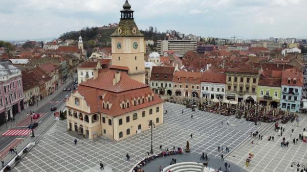 Centrul Vechi din Braşov, reamenajat de primărie. Fântâna arteziană din Piaţa Sfatului ar putea fi desfiinţată