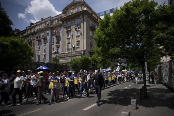 Astăzi ar urma să înceapă înscrierea la Bacalaureat; greva profesorilor intră în a doua săptămână. Sindicaliştii anunţă un protest cu 20.000 de participanţi