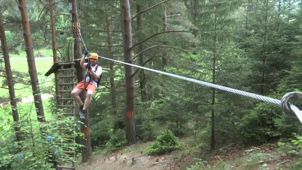 Cum arată traseul de tiroliană care şerpuieşte prin masivul Piatra Mare: "E o experienţă, puţină teamă, puţină adrenalină"