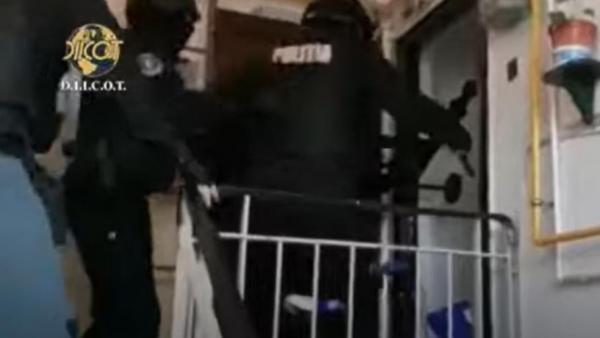 Peste 70.000 de euro falși, plasaţi de o grupare în România de la începutul anului 2023. 19 percheziţii DIICOT în trei judeţe