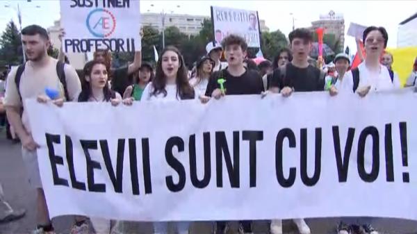 Profesorii îşi strigă nemulţumirile în faţa Guvernului, în cel mai mare protest de la începutul grevei. Li s-au alăturat elevii şi părinţii