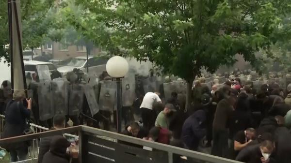 Situaţia devine critică în nordul Kosovo. Zeci de militari NATO au fost răniţi, iar unii sunt în stare critică