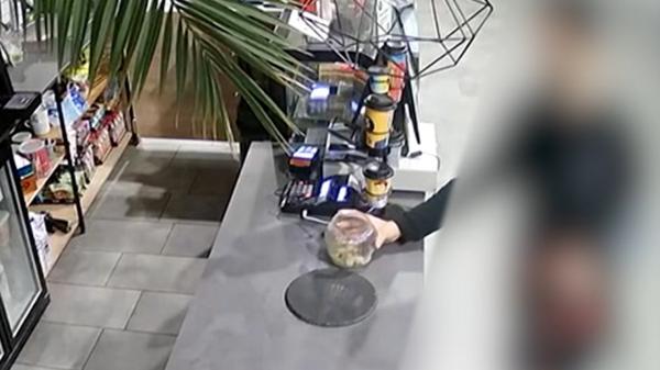 Un tânăr a furat bacşişul de la cafenea, 44 de lei, dar a doua zi a adus banii înapoi şi a lăsat o scrisoare