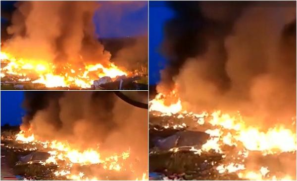 Incendiu de proporţii pe un câmp din Iaşi. Plin de deșeuri, terenul s-a aprins ca o torță. Oamenii au alertat pompierii, speriați de flăcărille uriașe