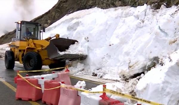 Circulația pe Transalpina rămâne închisă în minivacanţa de Rusalii, din cauza zăpezii. Când va fi reluată