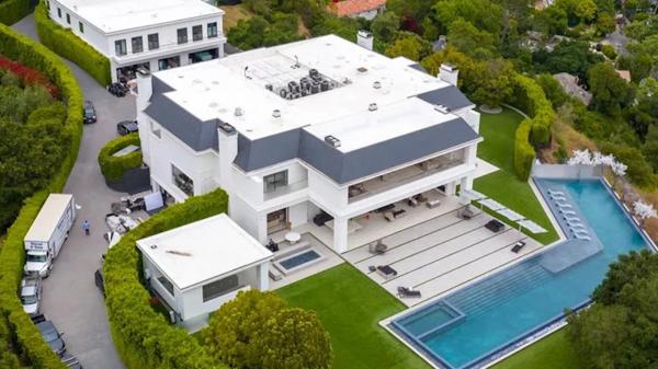 Jennifer Lopez şi Ben Affleck au plătit 61 de milioane de dolari pentru casa visurilor. Are 12 dormitoare, garaj pentru 12 maşini şi un ring de box