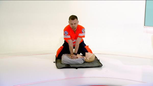 Cursuri de prim ajutor la Observator! Lecţia numărul 3 Compresiile toracice