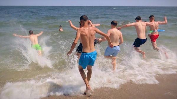 Peste 70.000 de turişti, aşteptaţi pe litoral în minivacanţa de Rusalii. Elevii, primii care au ajuns: "S-a cam terminat şcoala pentru noi"