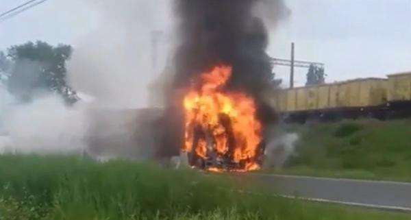 Accident groaznic, urmat de incendiu, în Galaţi. O dubă cu cereale s-a ciocnit violent cu un TIR. Unul dintre şoferi a fost rănit