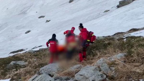 Misiune dificilă de salvare pentru salvamontiştii din Borşa: Un bărbat a sunat după ajutor după ce s-a rănit la picior în timpul unei drumeţii