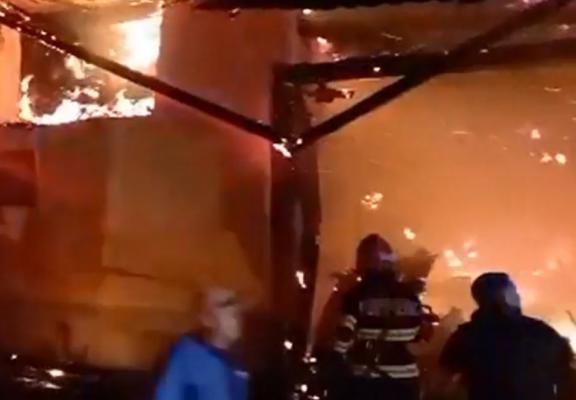 Au rămas fără casă în miez de noapte, după ce locuința le-a fost cuprinsă de flăcări, în Bistriţa-Năsăud