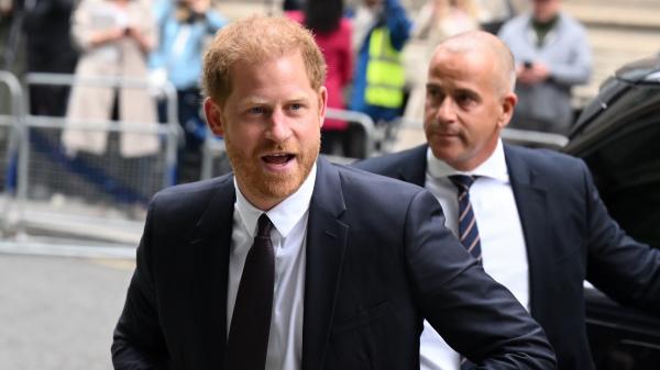 Prinţul Harry, inamicul numărul 1 în Marea Britanie. Fiul Regelui Charles, supărat pe presă şi guvern pentru umilinţă şi interceptări