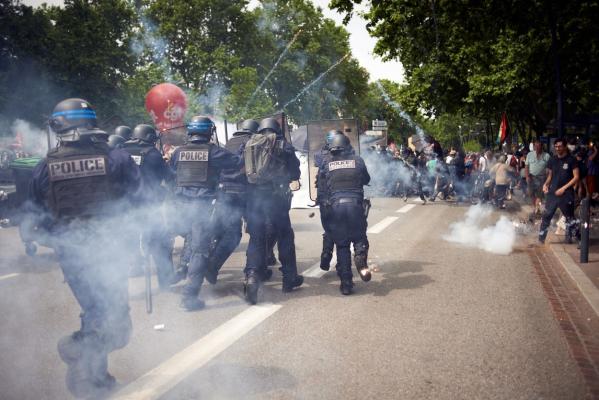 Violențe în Franța, în ziua 14 de proteste. Francezii nu vor sub nicio formă schimbarea vârstei de pensionare