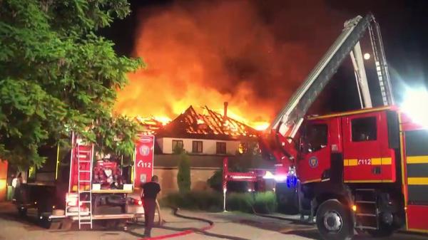 "Nenorocire. Nu am cuvinte". Incendiu la Mănăstirea Turnu din Prahova: Au ars mai multe chilii şi casa parohială. Biserica ridicată de Vlad Ţepeş a scăpat neatinsă