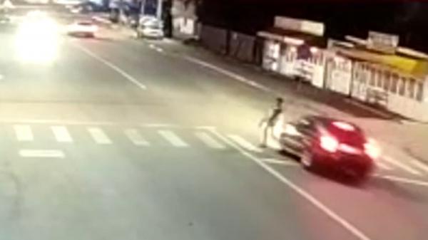 O bătrână de 71 de ani a ajuns la spital, după ce a fost spulberată pe trecere de un şofer beat, în Argeş