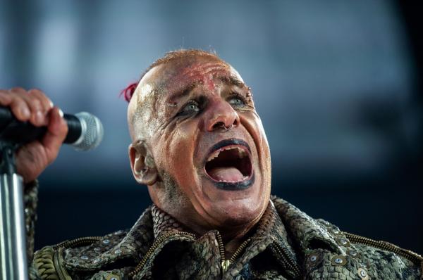 Cum şi-ar fi ales partenerele solistul Rammstein, Till Lindemann, acuzat de viol. Germania cere măsuri de protecţie pentru fanele trupei