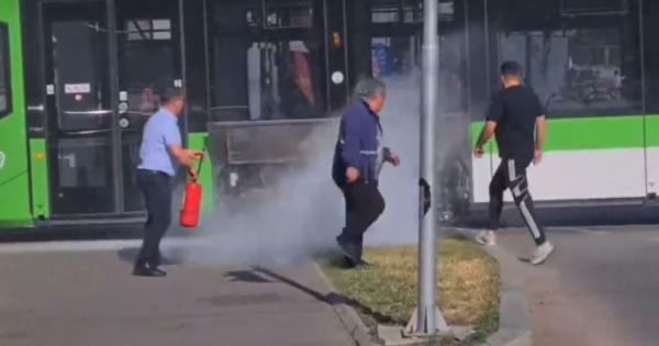 Motorul unui tramvai nou Astra Imperio a luat foc pe Calea Văcărești din Capitală. Focul, stins de vatman și de un pasager