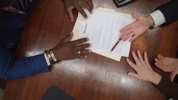Motivele divorţului la români. Un studiu arată că multe cupluri aleg să se separe mai ales după ce apar copiii
