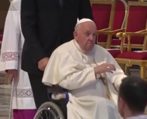 Papa Francisc, operat de urgenţă la abdomen. Suveranul Pontif va rămâne în spital "câteva zile" pentru a se recupera