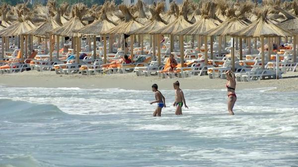 Litoralul pentru toţi. Turiştii lasă la restaurante banii economisiţi la cazare. Cât costă o apă în Mamaia