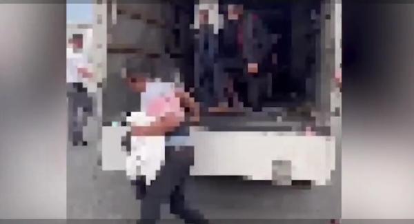 Trei persoane din Alba, arestate după ce au transportat ilegal 6 migranţi la graniţă. Bărbaţii erau ascunşi în cuşti sub podeaua camionului