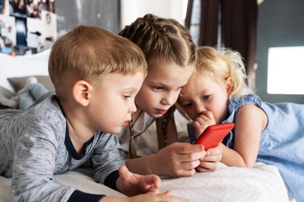 Câte ore pe zi stau copiii pe internet şi ce fac în mediul virtual. De la 3 ani în sus, timpul petrecut cu ochii în ecrane creşte simţitor. Ce pot face părinţii