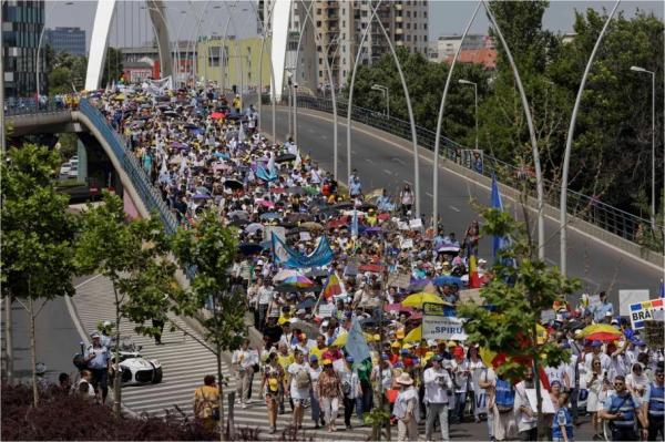 Greva profesorilor. Noua ofertă a Guvernului: Majorare salarială de 45% din 2024 şi o primă anuală de 1.500 de lei până în 2027. Reacţia sindicaliştilor