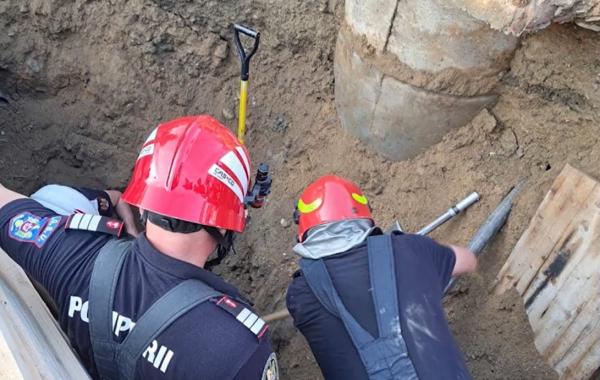 Tragedie pe un şantier din Vâlcea. Un muncitor a murit, iar un altul e în stare gravă după ce un mal de pământ a căzut peste ei