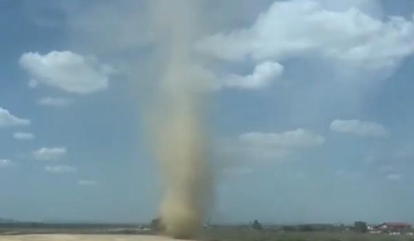 "Diavolul de praf" a răvăşit Vrancea. Fenomenul meteo i-a înspăimântat pe localnici. Explicaţiile meteorologilor ANM