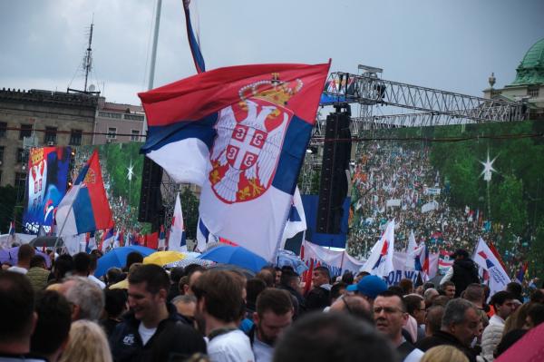 Noi proteste în Serbia la o lună de la atacurile armate. Zeci de mii de persoane au manifestat în Belgrad pentru a cere demisia președintelui