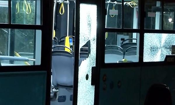 Autobuz vandalizat, în Capitală. Un individ necunoscut a tras cu o armă de tip airsoft în geamuri