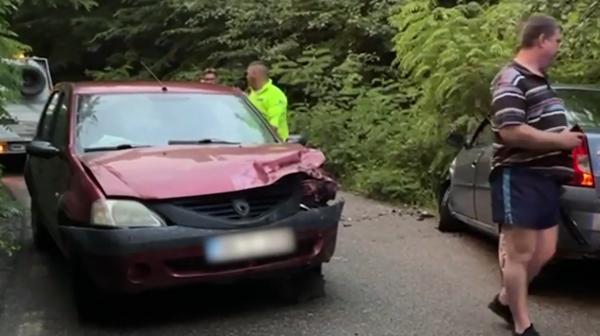 O întreagă familie a ajuns la spital după un accident teribil, în Maramureş. Cei doi şoferi implicaţi dau vina pe vegetaţia de pe marginea drumului