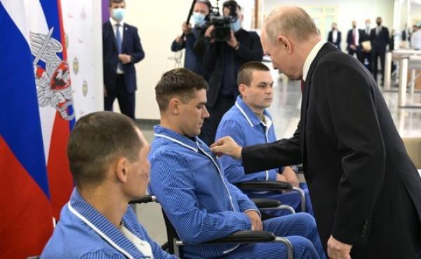 Putin a decorat mai mulţi soldaţi răniţi în Ucraina, de ziua naţională a Rusiei, într-o rară ieşire publică