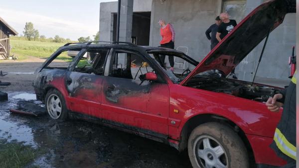 Audi parcat în Satu Mare, curprins de flăcări și făcut scrum în doar câteva minute. Vâlvătaia ar fi pornit de la un scurt-circuit