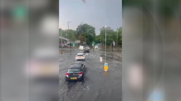 Londra, răvăşită de furtuni. Mii de locuinţe au rămas fără curent electric, iar zeci de drumuri au fost inundate