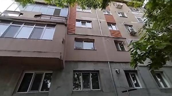 O fetiță de 4 ani, lăsată singură în casă, s-a prăbușit în gol de la etaj, în Galați. Copila a murit la spital