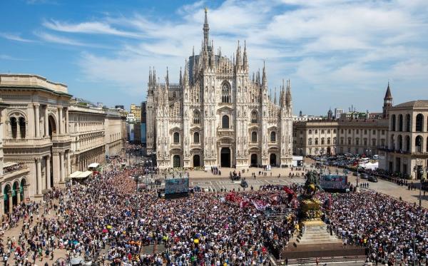 Româncă arestată în timpul funerariilor lui Silvio Berlusconi. A fost săltată de carabinieri chiar la începutul ceremoniei din Catedrala Duomo