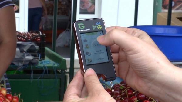 Pieţele din Iaşi, luate la puricat cu detectorul de pesticide. Fructele preferate de români, cu valori periculoase, peste limita admisă