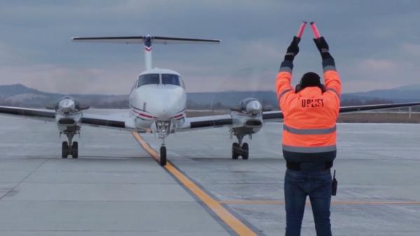 Noul Aeroport din Braşov funcţionează doar 12 ore pe zi. Zborurile care ajung după 19:00 sunt trimise la Bucureşti, pe Otopeni