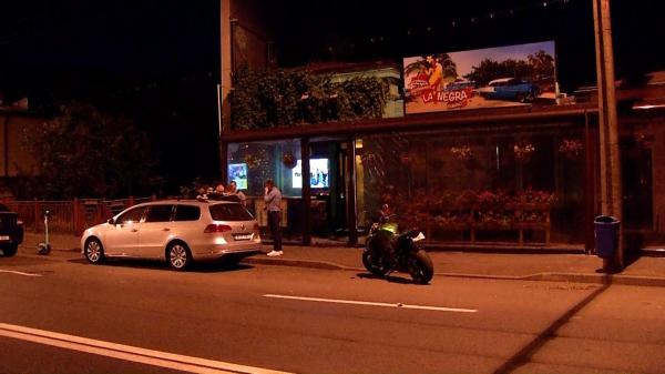 Motocicliştii care l-au atacat pe omul de afaceri pe terasa propriului său local, în continuare neidentificaţi. Poliţiştii urmăresc mai multe piste