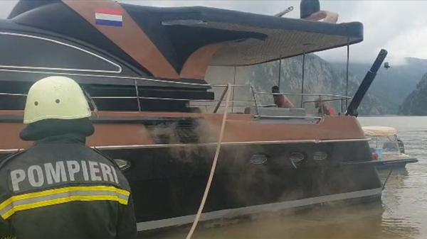 Un iaht a luat foc pe Dunăre, în apropiere de Dubova. Trei autospeciale de pompieri au intervenit pentru stingerea flăcărilor