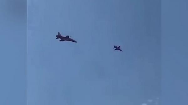 Două avioane F-5 Tiger s-au ciocnit în aer în Elveția, în timpul unui antrenament. O bucată dintr-un aparat a căzut pe o clădire rezidențială
