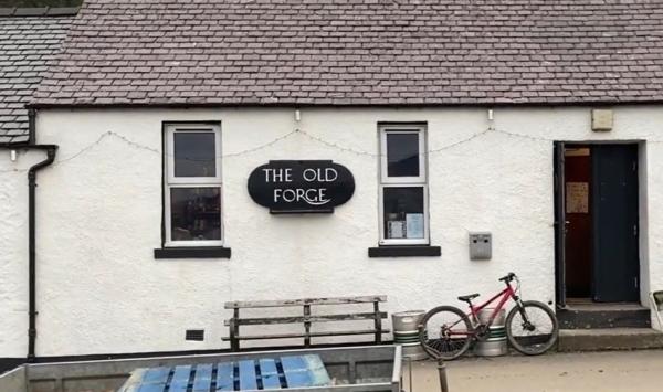 Barul care promite clienţilor o bere gratis, dacă pot ajunge la el. Ajunşi la destinaţie, curajoşii trebuie să spună şi o parolă