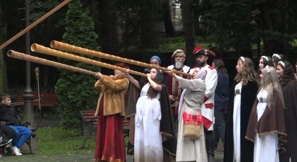 Spectacol cu domniţe şi zâne, cavaleri şi arcaşi la Festivalul Medieval din Deva: "Din an în an este tot mai frumos. Spectaculos! ​"